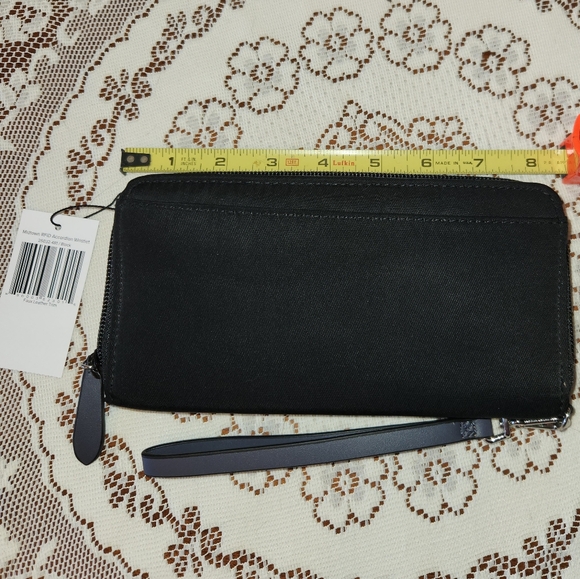 NWT Vera Bradley Black Wristlet Wallet - Picture 2 of 6